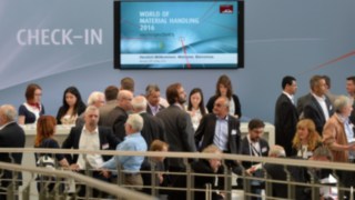 persone all'ingresso dell'evento world of material handling