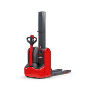 Ideale per il trasporto su tragitti brevi: lo stoccatore a due livelli con operatore a terra D08 M di Linde offre il meglio di sé nel trasporto a doppio piano, nelle applicazioni di impilamento e in caso di manovre in spazi ristretti.