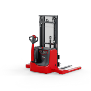 Vista del carrello elevatore elettrico con forche tra i longheroni e operatore a terra L12 B AS