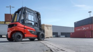 Il carrello elevatore elettrico X30 di Linde Material Handling nell'impiego in ambienti esterni.