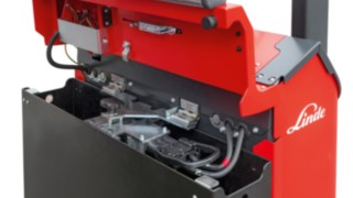 La sostituzione laterale della batteria del carrello elevatore elettrico E10 di Linde Material Handling è adatta per l'impiego su più turni di lavoro.