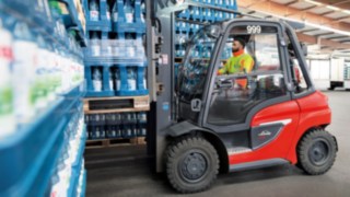 Il carrello elevatore termico H35 di Linde Material Handling in azione in magazzino.
