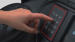 L’attivazione del carrello elevatore avviene tramite l’inserimento del codice PIN sul campo dei tasti per impedire un utilizzo non autorizzato. Immagine dettagliata di una tastiera per il PIN tramite cui il conducente attiva il carrello elevatore.