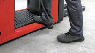 Carrello commissionatore con piattaforma di guida ammortizzata pneumaticamente