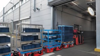 Il trenino di movimentazione LT10 WX di Linde MH trasporta materiale tra due capannoni