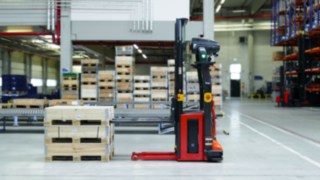 Un L-MATIC HD k di Linde Material Handling al ricevimento merci.