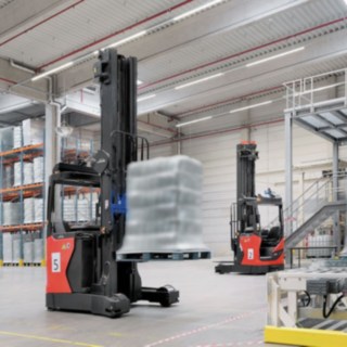 Diversi carrelli R-MATIC di Linde MH trasportano merci all'interno del magazzino.