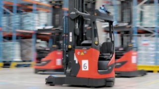 Tre carrelli retrattili automatizzati della serie R-MATIC di Linde MH in azione.