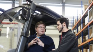 Conducente di carrello elevatore durante la formazione con un consulente Linde