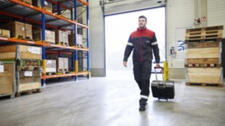 Un tecnico di Linde Material Handling all’interno di un deposito