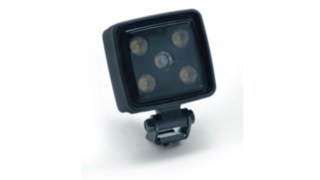I proiettori di lavoro LED illuminano il percorso. L’immagine mostra il proiettore di lavoro LED disponibile come optional