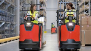 Due operatrici alla guida dei commissionatori della Serie N20 Linde Due operatrici guidano i commissionatori della Serie N20 Linde nel magazzino.