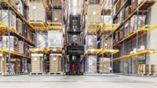 Carrello elevatore combinato K di Linde Material Handling con sistema di navigazione in magazzino Linde Il carrello elevatore combinato K di Linde Material Handling si sposta con passo sicuro all'interno di un magazzino verticale grazie al sistema di navigazione in magazzino Linde