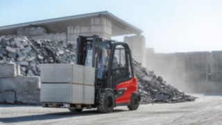 I carrelli elevatori X20 – X35 raggiungono un nuovo livello di prestazioni nella versione elettrica. Il carrello elevatore elettrico X35 di Linde Material Handling in azione