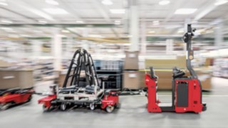 I carrelli elevatori di Linde Material Handling si muovono in un magazzino.