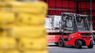 Carrello elevatore a diesel H30 - il muletto innovativo Muletto Linde durante il carico di un camion
