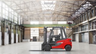 Carrelli elevatori a diesel e carrelli elevatori a gas H20-H35 Il carrello elevatore a diesel Linde H20-H35 in un deposito