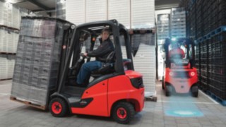 Carrello elevatore termico Linde durante il trasporto di casse