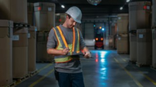 Maggiore sicurezza in magazzino grazie al giubbotto segnaletico interattivo di Linde Material Handling Il giubbotto segnaletico interattivo di Linde Material Handling garantisce maggiore sicurezza all’interno del magazzino.