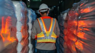 Il giubbotto segnaletico interattivo di Linde Material Handling si illumina nelle corsie buie