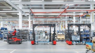 Rifornimento della linea di montaggio tramite un trenino di movimentazione di Linde Material Handling