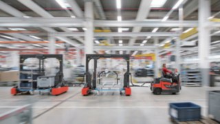 I trenini di movimentazione di Linde Material Handling trasportano contemporaneamente diversi tipi di merci.