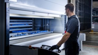 Un tecnico di assistenza di Linde MH gestisce il magazzino automatico per piccoli componenti