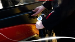 Carrello elevatore con tecnologia a celle a combustibile di Linde Material Handling durante il rifornimento. 