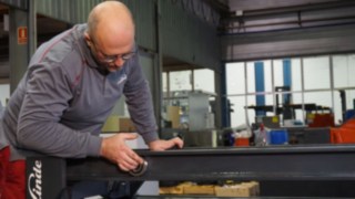 Preparazione di un montante per carrelli elevatori usati Preparazione di un montante per carrelli elevatori usati