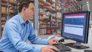 Gestore di flotta con il software di gestione flotta connect: Gestore di flotta sta guardando sullo schermo il software di gestione flotta connect:
