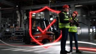 Il consulente alla sicurezza di Linde Material Handling in azione presso un cliente.