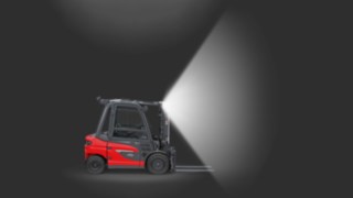 Un carrello elevatore controbilanciato Linde MH dotato di Linde VertiLight. Un carrello elevatore controbilanciato Linde MH dotato di Linde VertiLight.