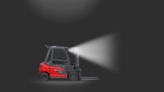 Un carrello elevatore controbilanciato Linde MH dotato di fari da lavoro a LED. Un carrello elevatore controbilanciato Linde MH dotato di fari da lavoro a LED.