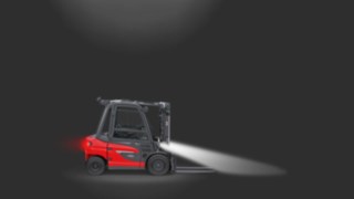 Illuminazione in uso su un carrello elevatore controbilanciato. Illuminazione in uso su un carrello elevatore controbilanciato.