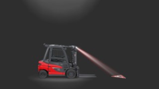Linde TruckSpot in uso su un carrello elevatore controbilanciato. Linde TruckSpot in uso su un carrello elevatore controbilanciato.