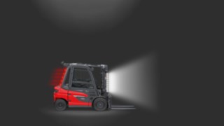 Un carrello elevatore controbilanciato Linde MH dotato di Linde LED Stripes. Un carrello elevatore controbilanciato Linde MH dotato di Linde LED Stripes.