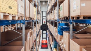 Carrello per corsie strette di Linde Material Handling in azione.