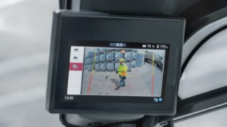 Lo schermo touch ad alta risoluzione mostra immagini video dettagliate dell’area monitorata. Display della Reverse Assist Camera