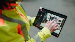 Un tablet aiuta a fornire consigli nell'ambito della consulenza sulla sicurezza di Linde MH. Un tablet aiuta a fornire consigli nell'ambito della consulenza sulla sicurezza di Linde MH.