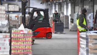 Linde ha in serbo soluzioni per tutte le cinque sfide principali del settore della logistica conto terzi. Carrelli elevatori di Linde in azione nel magazzino