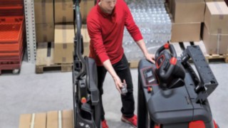 Video sull’opzione SA per i carrelli commissionatori N20 e N20 C di Linde Material Handling Video sull’opzione SA per i carrelli commissionatori N20 e N20 C di Linde Material Handling