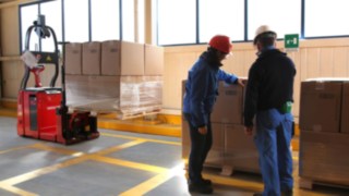 Production-meeting-6839 dipendenti Basf al controllo delle marci mentre il carrello AGV al lavoro.
