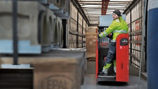 Un collaboratore di DB Schenker si muove in retromarcia con il Linde D12 HP SP dalla rampa di carico Un collaboratore di DB Schenker si muove in retromarcia con il Linde D12 HP SP dalla rampa di carico