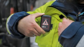 I collaboratori di DB Schenker trasportano la Portable Unit del Linde Safety Guard