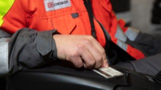 Immagine di un conducente di un carrello elevatore che esegue l’ispezione quotidiana.