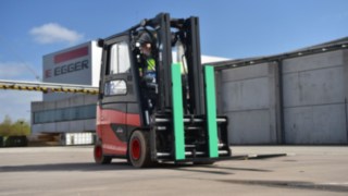 Carrello elettrico Linde in uso presso Egger