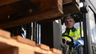 Carrelli elettrici Linde in fase di carico