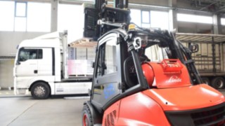 IC Forklift Truck, Warehouse, Logistics, Linde Material Handling