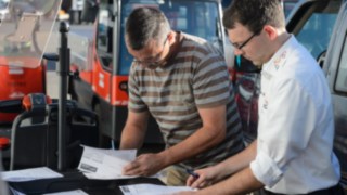 Il collaboratore di Linde redige insieme a Johannes Kratzel il protocollo per i carrelli elevatori a noleggio Il collaboratore di Linde redige insieme a Johannes Kratzel il protocollo per i carrelli elevatori a noleggio