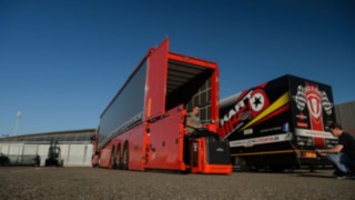 La flotta a noleggio costituita da carrelli elevatori, trattori e carrelli commissionatori viene consegnata e scaricata tramite autocarro sul circuito dell’Hockenheimring La flotta a noleggio costituita da carrelli elevatori, trattori e carrelli commissionatori viene consegnata tramite autocarro